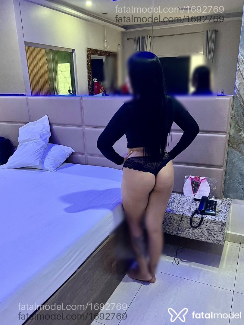 Acompanhante mulher morena (o) de olhos pretos - Júlia