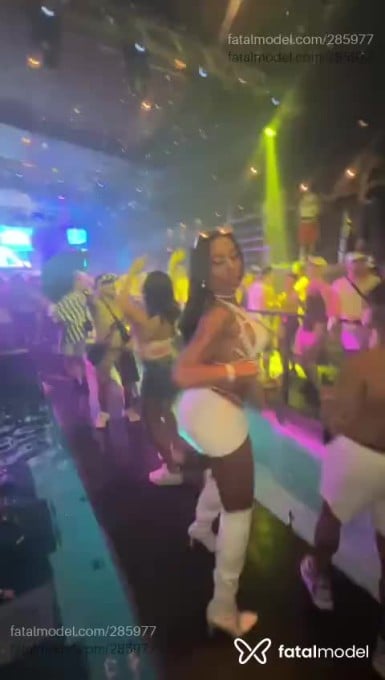 Acompanhante mulher trans morena (o) de olhos pretos em Porto Alegre - Wallentyna