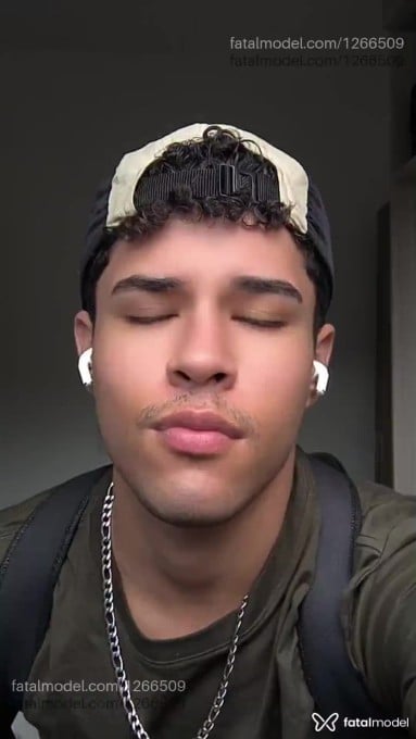 Acompanhante homem com cabelo castanho de olhos castanhos em Joinville Acompanhante homem com cabelo castanho de olhos castanhos em Joinville - Novinhoxx