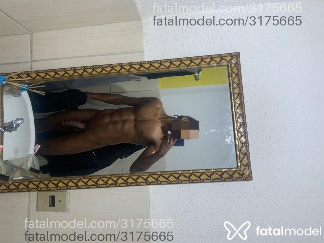 Acompanhante homem com cabelo castanho de olhos castanhos em São Paulo - Preto