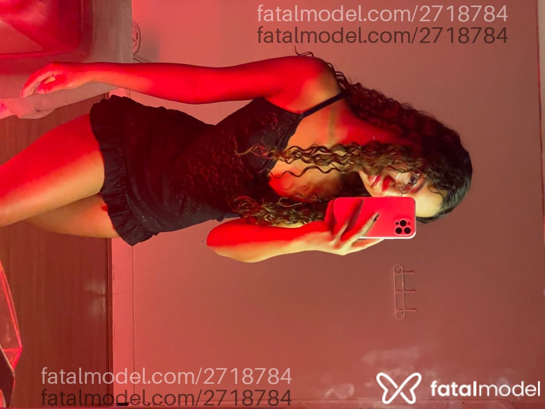 Acompanhante mulher com cabelo castanho de olhos castanhos em Curitiba Acompanhante mulher com cabelo castanho de olhos castanhos em Curitiba - Camila