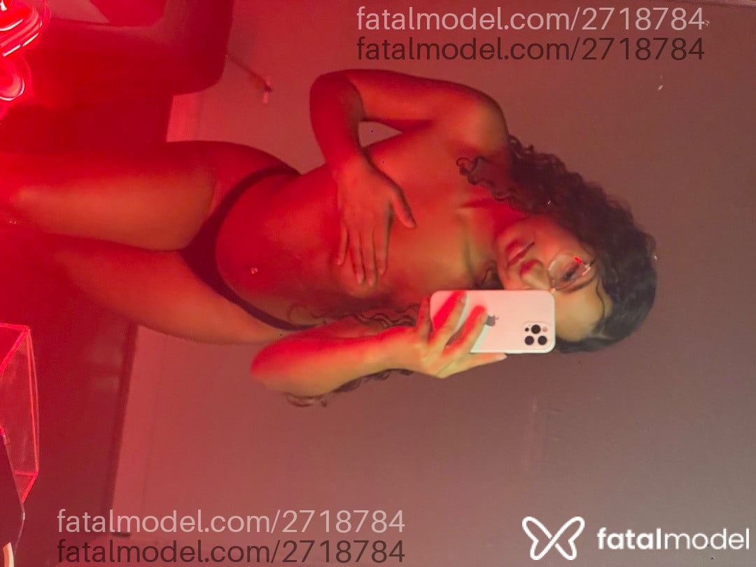 Acompanhante mulher com cabelo castanho de olhos castanhos em Curitiba Acompanhante mulher com cabelo castanho de olhos castanhos em Curitiba - Camila