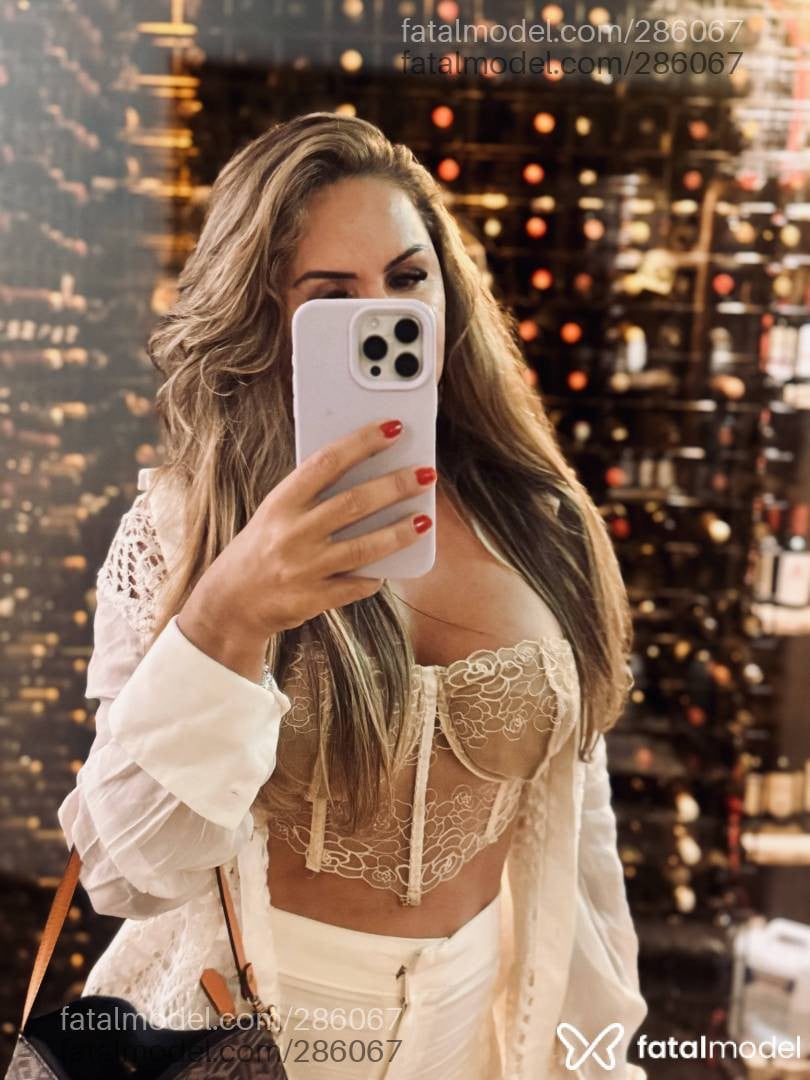 Acompanhante mulher com cabelo colorido de olhos castanhos - Bruna Ferrari