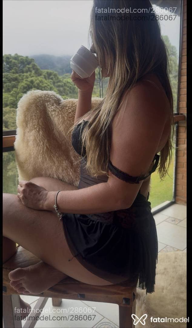 Acompanhante mulher com cabelo colorido de olhos castanhos - Bruna Ferrari