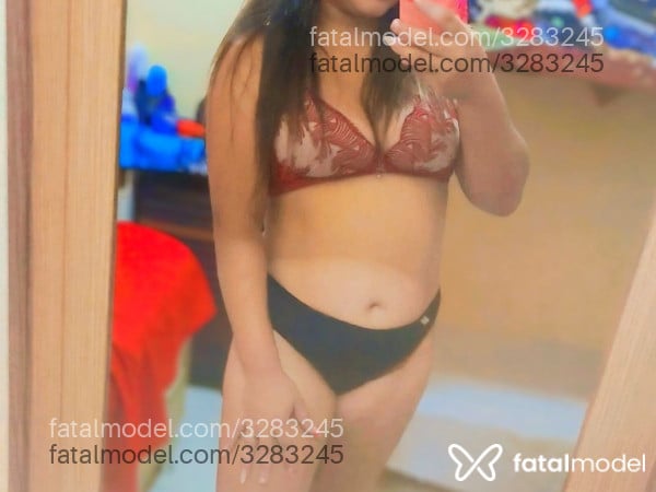 Acompanhante mulher com cabelo castanho de olhos castanhos - Tata Santos
