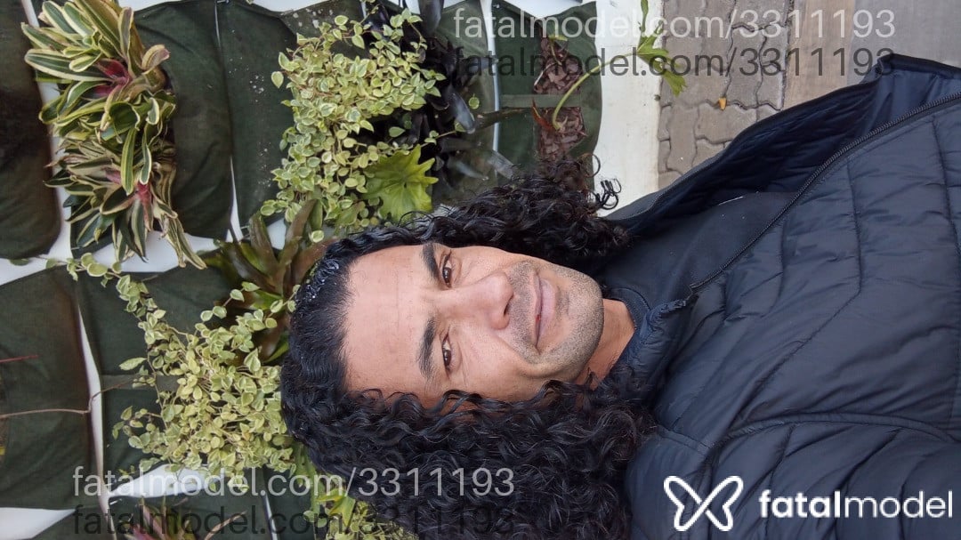 Acompanhante homem morena (o) de olhos castanhos - Theo Acompanhante homem morena (o) de olhos castanhos - Theo
