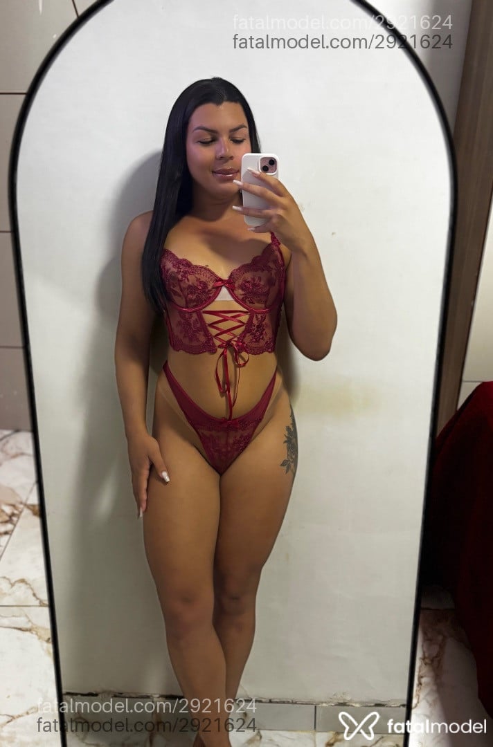 Acompanhante mulher trans com cabelo castanho de olhos castanhos em Limoeiro do Norte - Agatta Lira