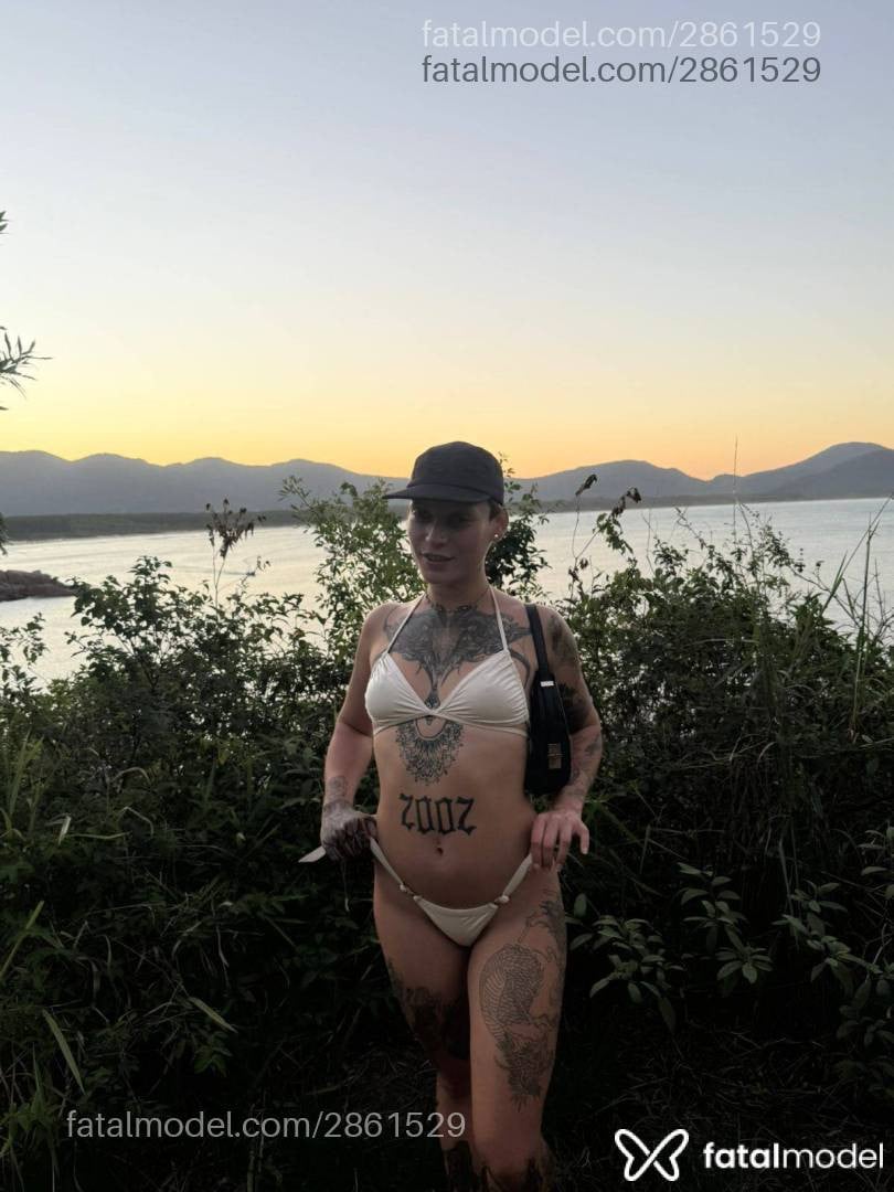 Acompanhante mulher com cabelo colorido de olhos verdes em Florianópolis Acompanhante mulher com cabelo colorido de olhos verdes em Florianópolis - Morgana