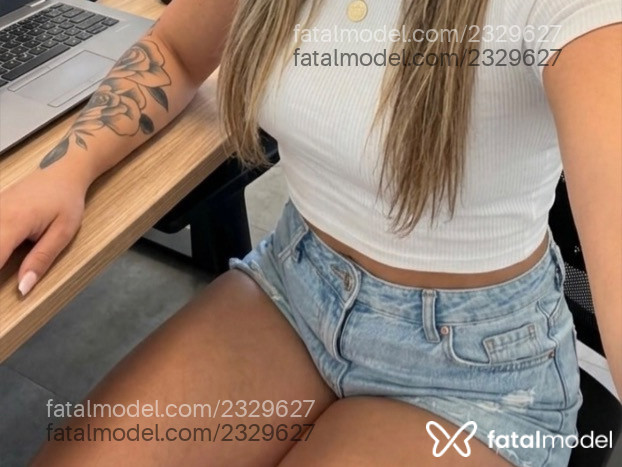 Acompanhante mulher loira (o) de olhos castanhos - Loy