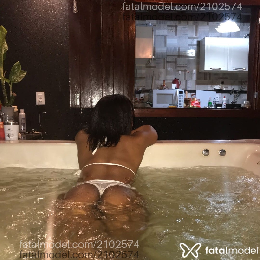 Acompanhante mulher com cabelo castanho de olhos castanhos em Abaeté Acompanhante mulher com cabelo castanho de olhos castanhos em Abaeté - Loren