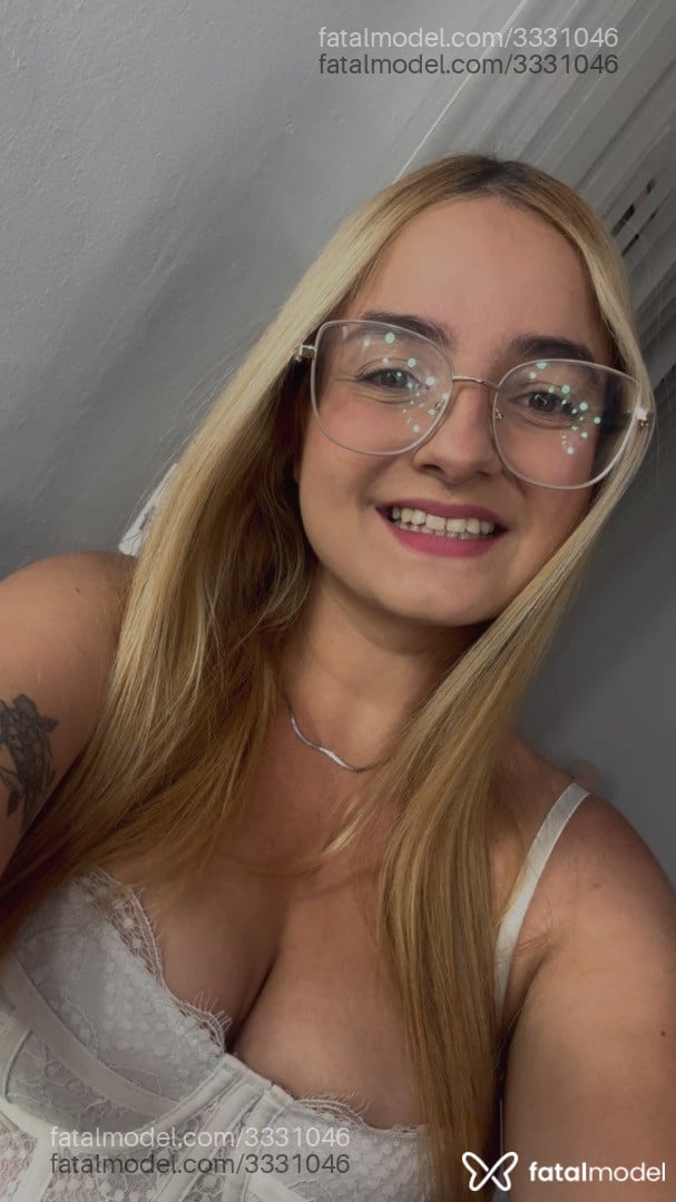 Acompanhante mulher loira (o) de olhos mel em Cajuru - Julia