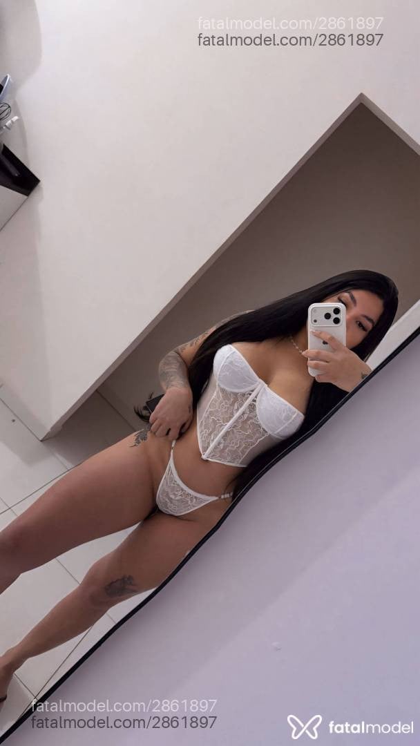 Acompanhante mulher com cabelo castanho de olhos pretos - Bia Martins