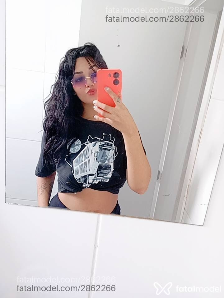 Acompanhante mulher com cabelo castanho de olhos castanhos em Virtual - Lua Violeta