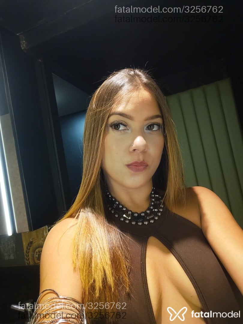 Acompanhante mulher com cabelo castanho de olhos mel em Florianópolis - Giovanna