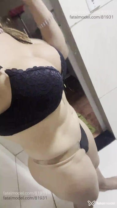 Acompanhante mulher trans com cabelo castanho de olhos verdes em Fortaleza - Kariny Cruz