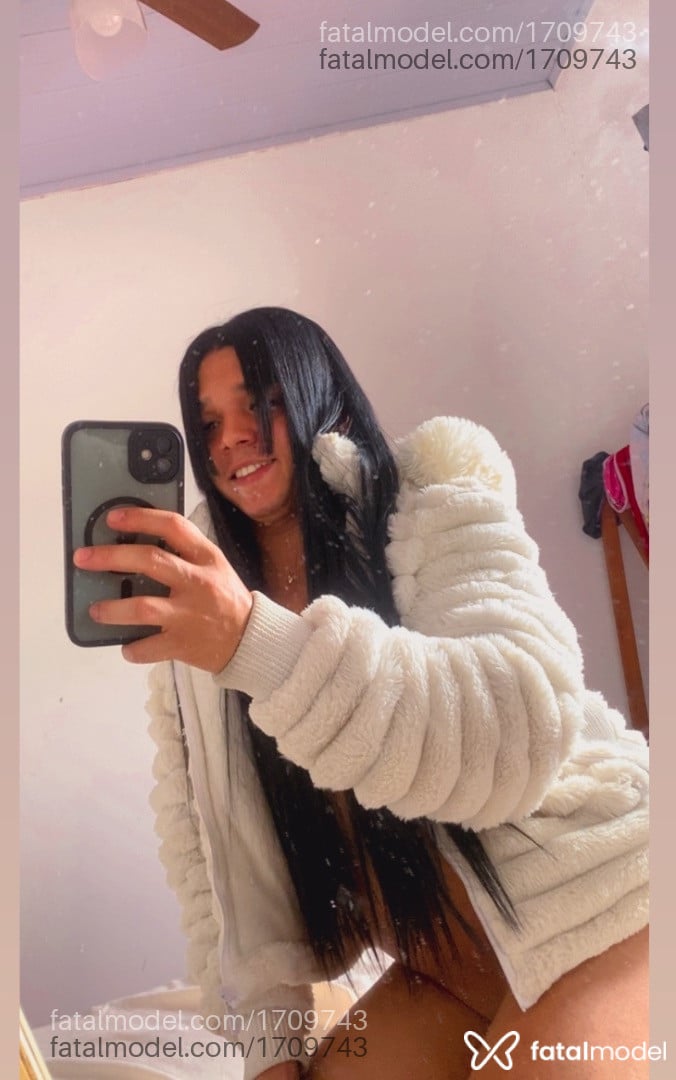 Acompanhante mulher trans com cabelo castanho de olhos castanhos em Caraguatatuba - Laura