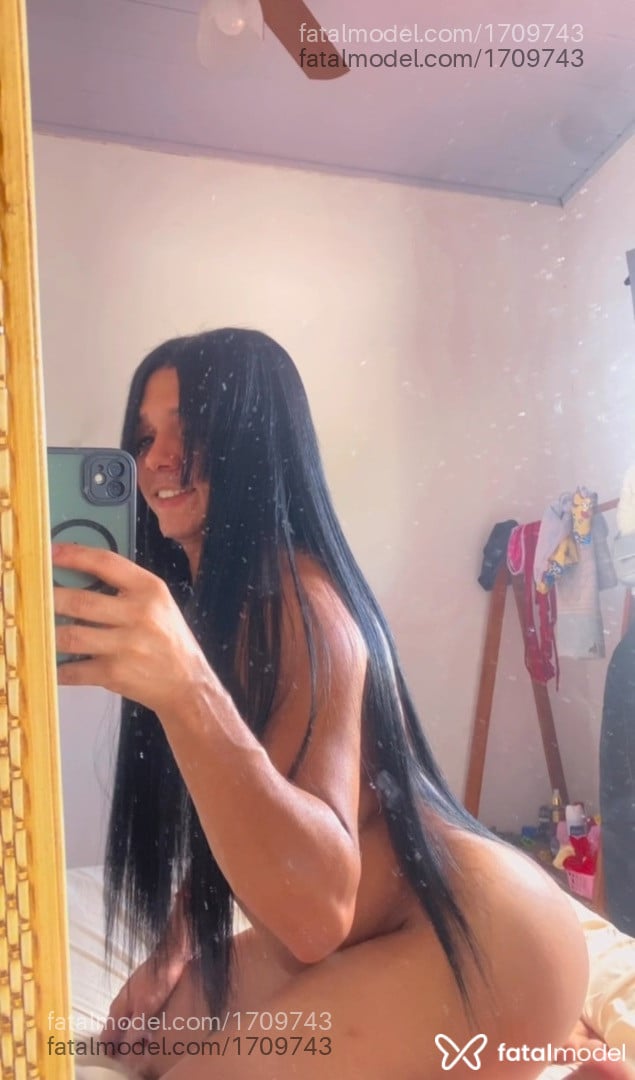 Acompanhante mulher trans com cabelo castanho de olhos castanhos em Caraguatatuba - Laura