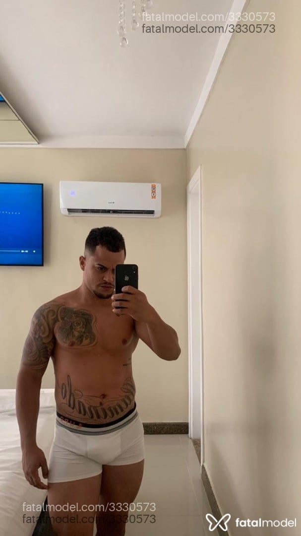 Acompanhante homem com cabelo castanho de olhos pretos - Santtos Acompanhante homem com cabelo castanho de olhos pretos - Santtos