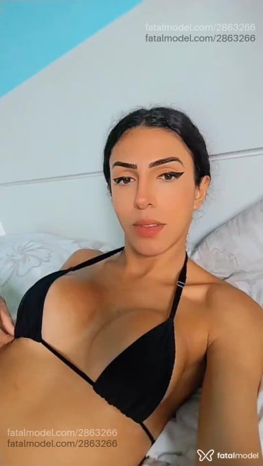 Acompanhante mulher trans morena (o) de olhos pretos - Linee