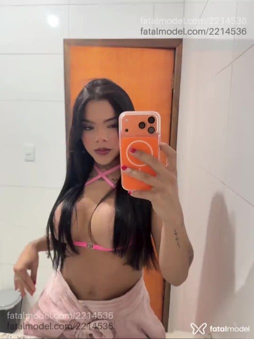Acompanhante mulher trans morena (o) de olhos verdes - Melissa Santos Acompanhante mulher trans morena (o) de olhos verdes - Melissa Santos