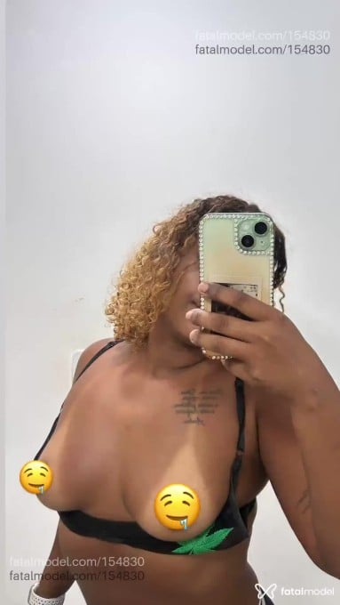 Acompanhante mulher com cabelo colorido de olhos castanhos - Manu Acompanhante mulher com cabelo colorido de olhos castanhos - Manu