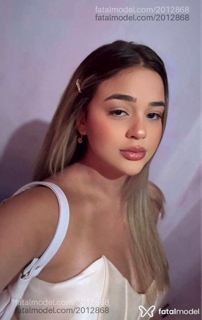 Acompanhante mulher loira (o) de olhos castanhos em Uberlândia - Mariana Maia