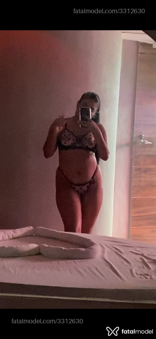 Acompanhante mulher com cabelo castanho de olhos pretos - Livia Miranda
