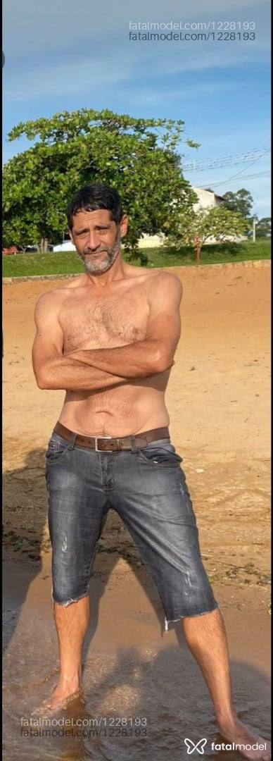Acompanhante homem morena (o) de olhos castanhos em São Carlos - Homem raiz