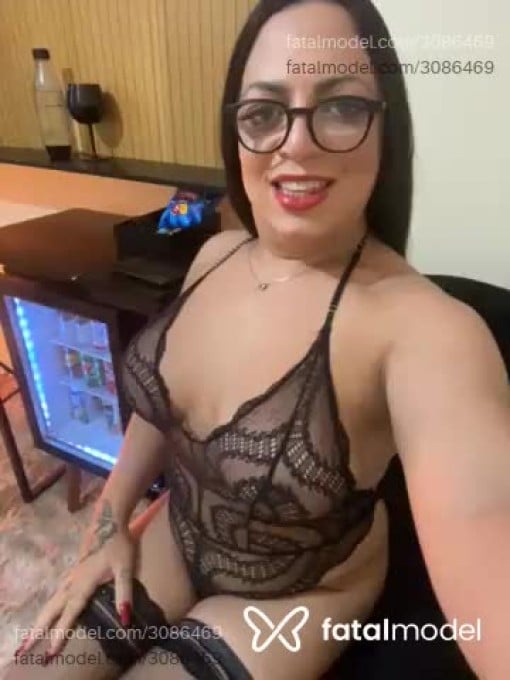 Acompanhante mulher trans com cabelo castanho de olhos verdes em Cotia - Fernanda Monteiro