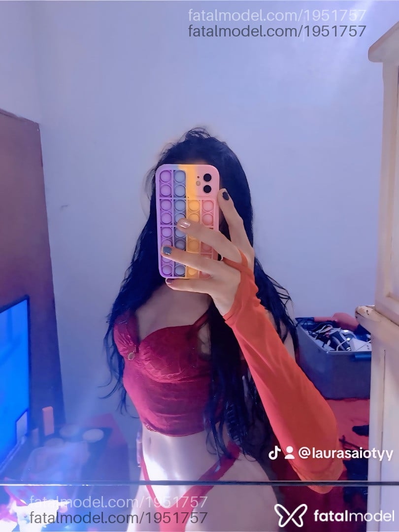 Acompanhante mulher trans morena (o) de olhos verdes em Trindade - Laura
