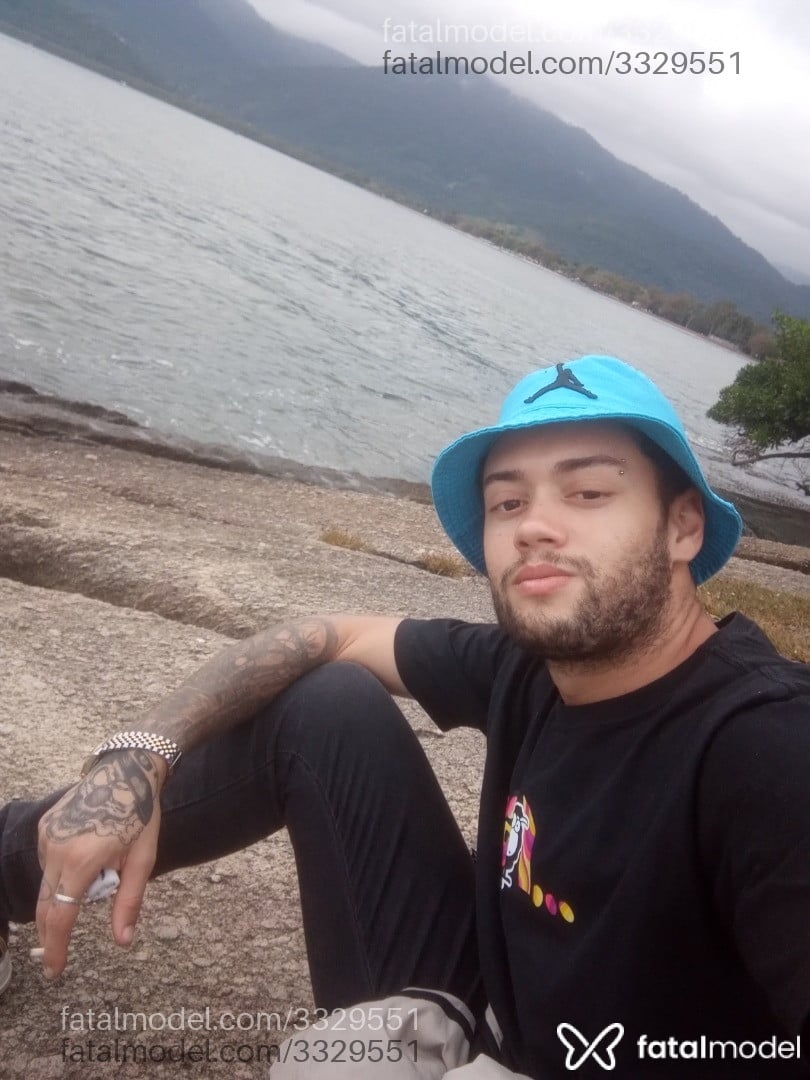 Acompanhante homem com cabelo castanho de olhos castanhos em Itaúna - Phzim