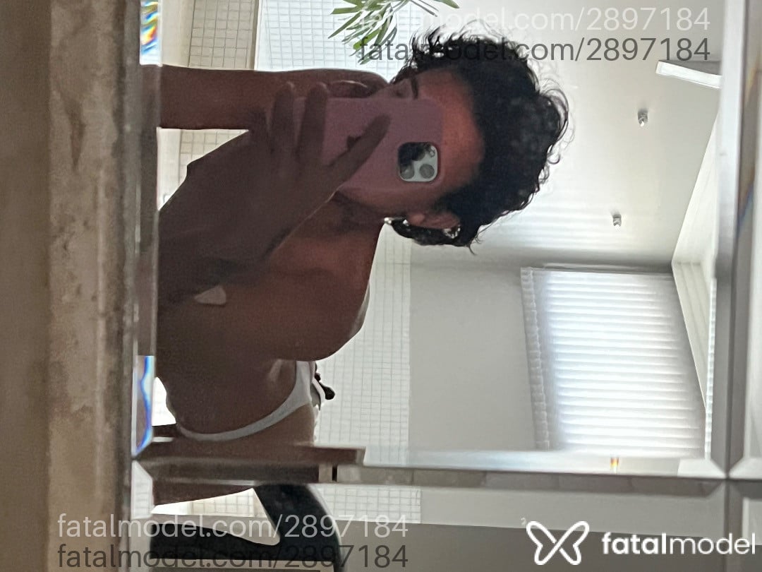Acompanhante mulher trans morena (o) de olhos castanhos em Balneário Camboriú Acompanhante mulher trans morena (o) de olhos castanhos em Balneário Camboriú - Silver