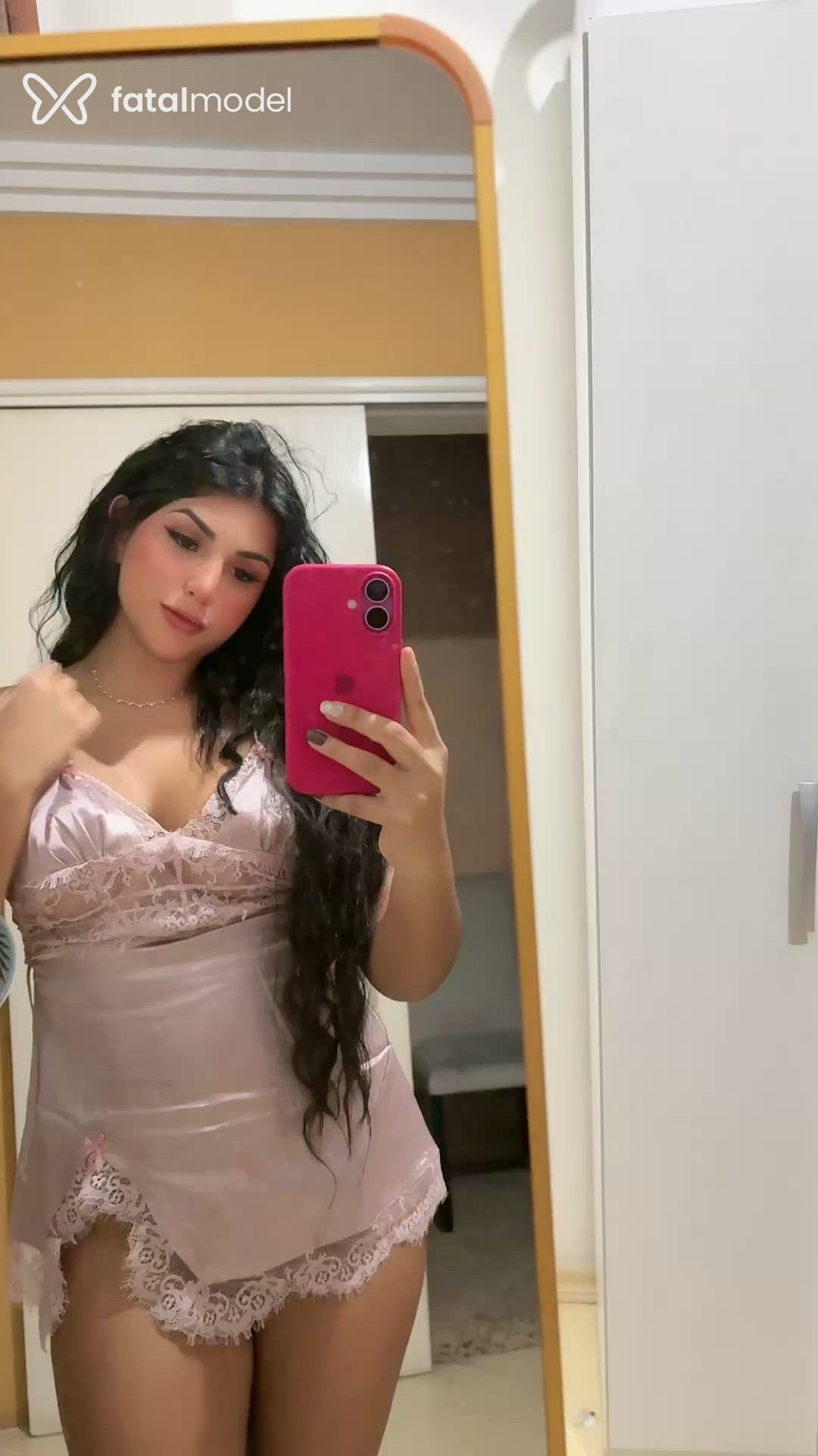 Acompanhante mulher com cabelo castanho de olhos pretos - Mikaela Acompanhante mulher com cabelo castanho de olhos pretos - Mikaela