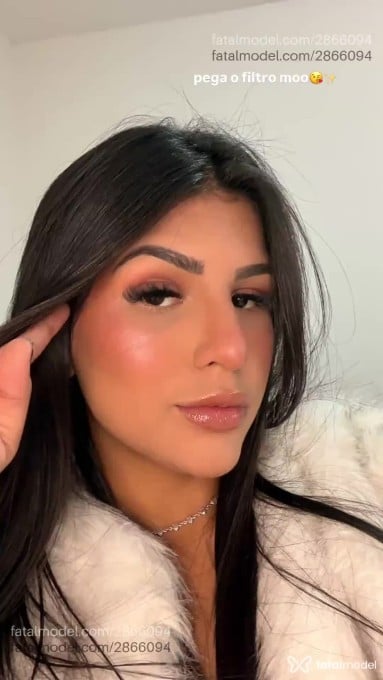Acompanhante mulher com cabelo castanho de olhos pretos - Mikaela