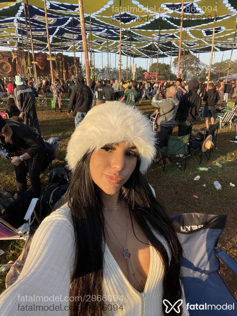 Acompanhante mulher com cabelo castanho de olhos pretos - Mikaela
