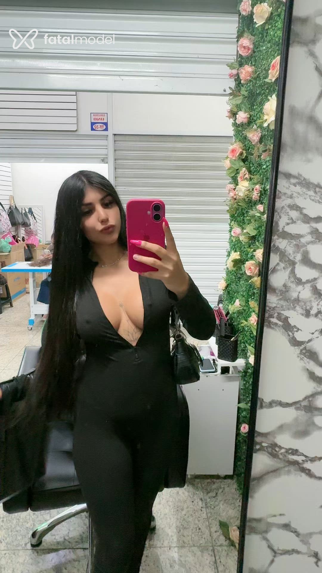 Acompanhante mulher com cabelo castanho de olhos pretos - Mikaela Acompanhante mulher com cabelo castanho de olhos pretos - Mikaela
