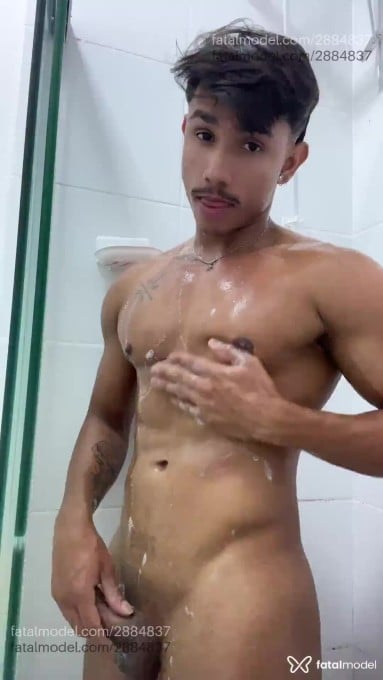Acompanhante homem com cabelo castanho de olhos pretos em Virtual - Lucca Dias
