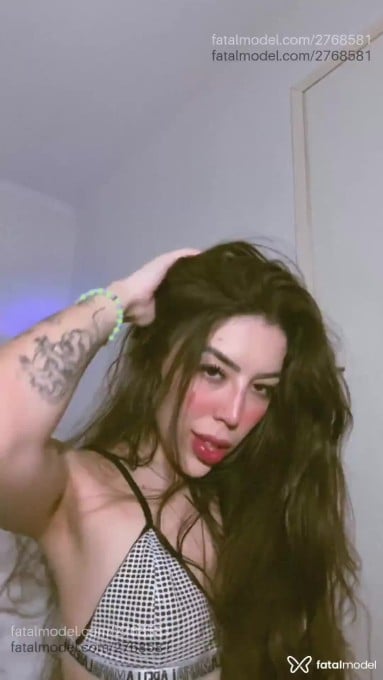 Acompanhante mulher morena (o) de olhos castanhos - Mari Vega Acompanhante mulher morena (o) de olhos castanhos - Mari Vega
