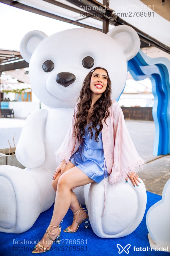 Acompanhante mulher morena (o) de olhos castanhos - Mari Vega Acompanhante mulher morena (o) de olhos castanhos - Mari Vega