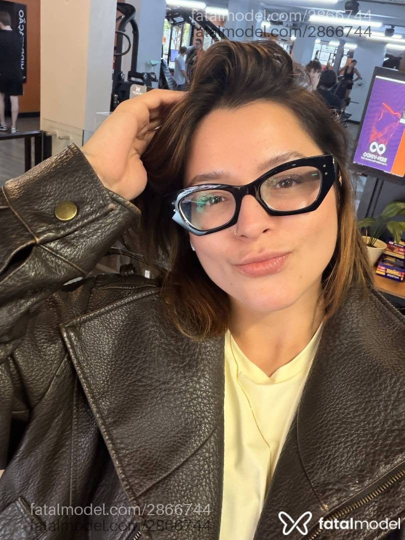Acompanhante mulher morena (o) de olhos mel - Sasha