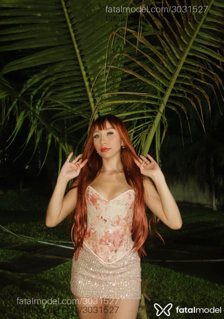 Acompanhante mulher ruiva (o) de olhos pretos - Lorena Silva