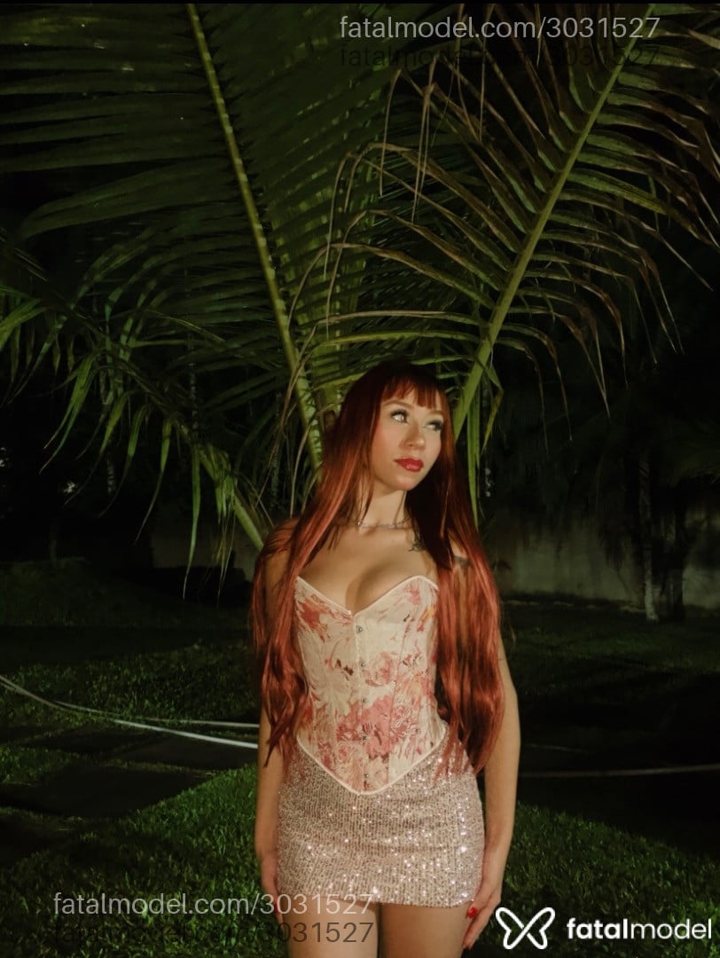 Acompanhante mulher ruiva (o) de olhos pretos - Lorena Silva