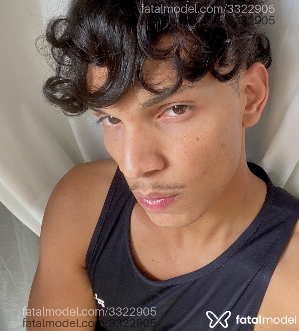 Acompanhante homem morena (o) de olhos castanhos - Zayon Acompanhante homem morena (o) de olhos castanhos - Zayon