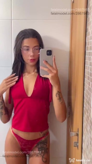 Acompanhante mulher com cabelo castanho de olhos azuis em Campina Grande - Mariah Rodrigues