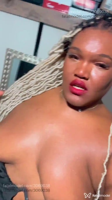 Acompanhante mulher trans morena (o) de olhos pretos - Brenda Mansur
