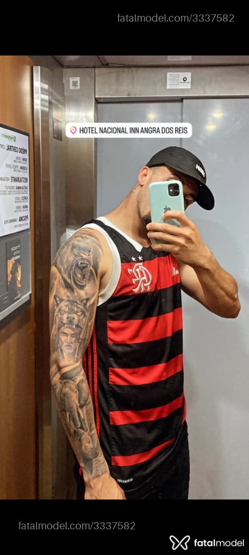 Acompanhante homem com cabelo grisalho de olhos mel em Paranaguá - João Guilherme
