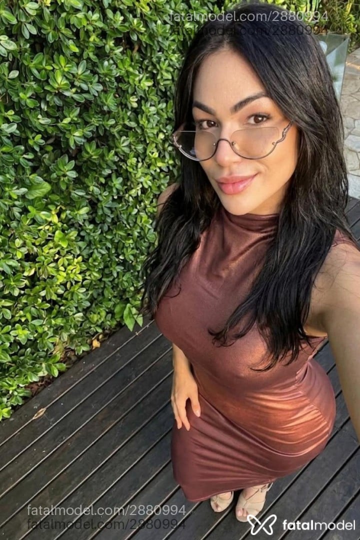 Acompanhante mulher com cabelo colorido de olhos castanhos em Armação dos Búzios - Paola Lovatelli