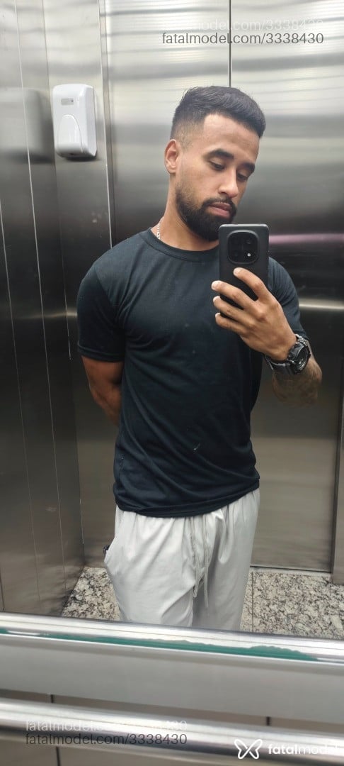 Acompanhante homem com cabelo castanho de olhos castanhos em Praia Grande - João Menor