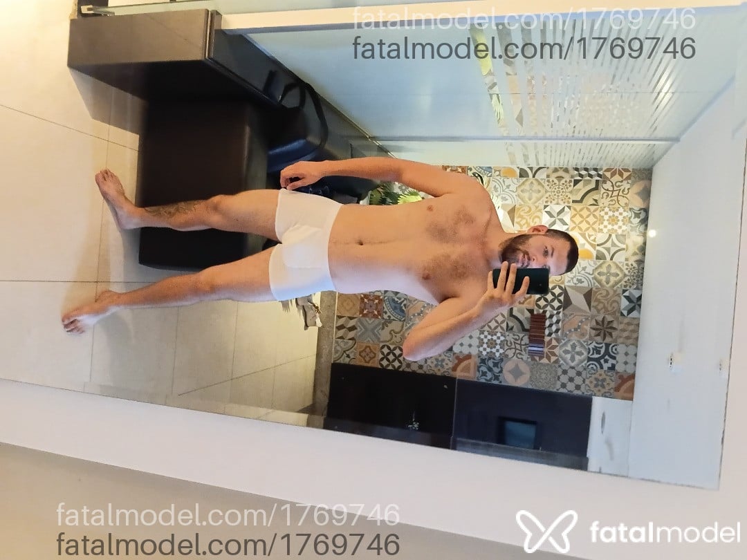 Acompanhante homem com cabelo castanho de olhos verdes - Pietro Ferrari Acompanhante homem com cabelo castanho de olhos verdes - Pietro Ferrari