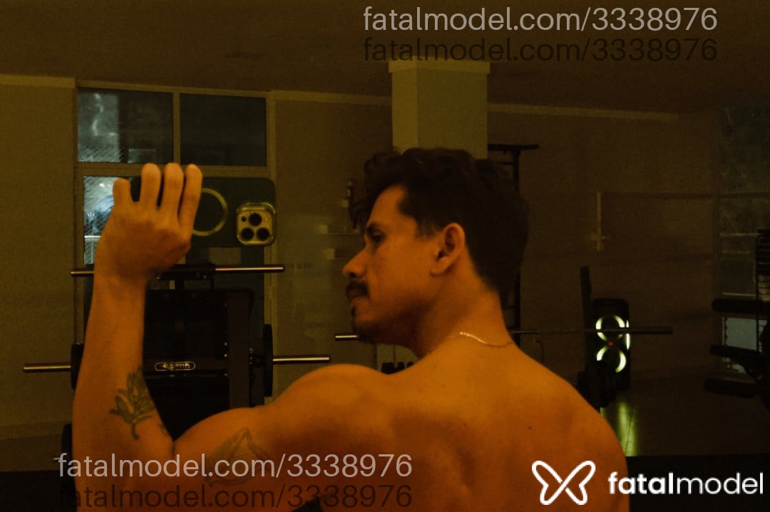 Acompanhante homem com cabelo castanho de olhos castanhos - Theo Belmont Acompanhante homem com cabelo castanho de olhos castanhos - Theo Belmont